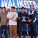 Ketua ESI Surabaya Achmad Nurdjayanto (kanan) saat memberika piala kepada pemenang