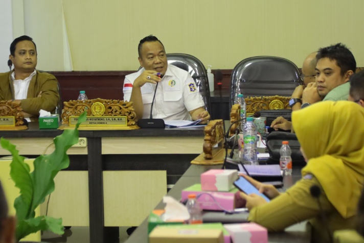rapat dengar pendapat bersama warga Simolawang dan Dinas Kependudukan dan Catatan Sipil (Dispendukcapil) di DPRD Surabaya, Selasa (23/9/2025).