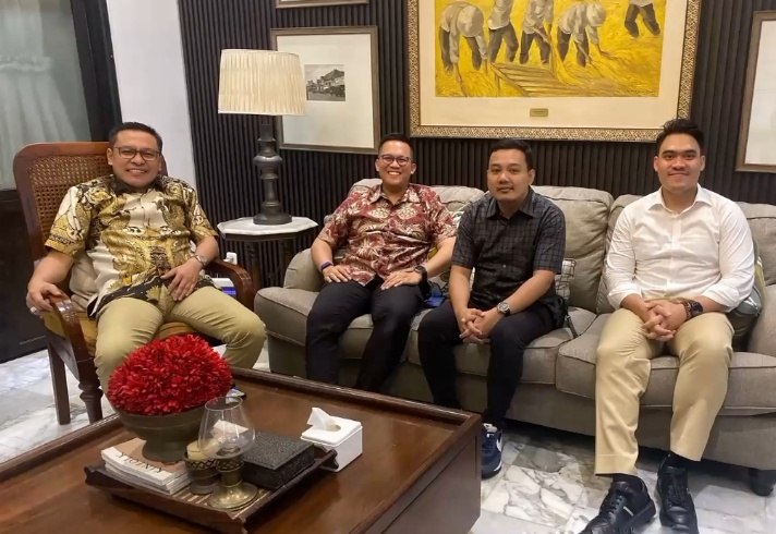 Dari kiri Wakil Ketua DPRD Surabaya Arif Fathoni, Ketua Kadin Surabaya Ali Affandi, Anggota Komisi C DPRD Jatim Fuad Bernardi, dan Ketua DPC Gerindra Surabaya sekaligus Anggota Komisi E DPRD Jatim, Cahyo Harjo Prakoso.