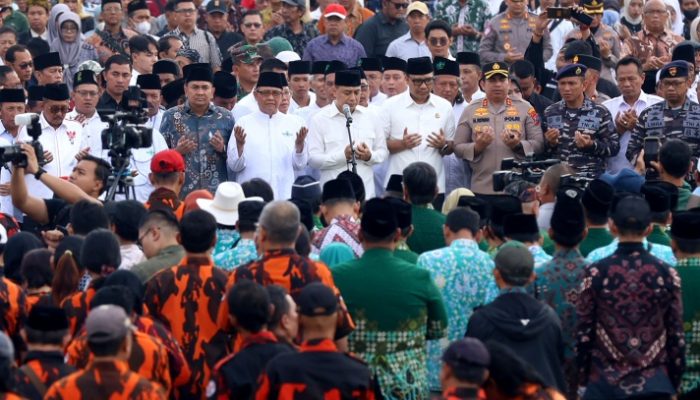 Warga Kota Pahlawan Ikrar Jogo Suroboyo dan Indonesia Di Tugu Pahlawan