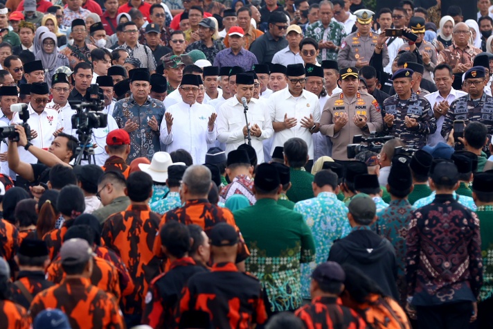 Warga Kota Pahlawan Ikrar Jogo Suroboyo dan Indonesia Di Tugu Pahlawan
