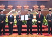 DPRD dan Pemprov Jatim Sahkan Raperda P-APBD 2025 Menjadi Perda
