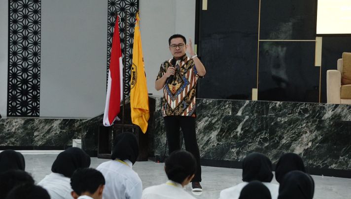Arif Fathoni wakil Ketua DPRD Surabaya saat menjadi pembicaa di Kampus Ubhara