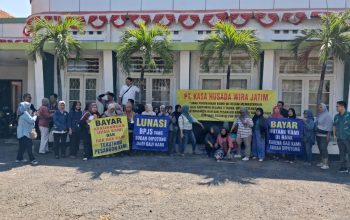 Tuntut Hak - Karyawan BUMD Jatim Demo, 2 Tahun Tak Terima Gaji