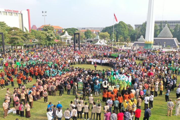 Warga Surabaya yang terdiri dari berbgai elemen dan suku bangsa berikrar Jogo Suroboyo