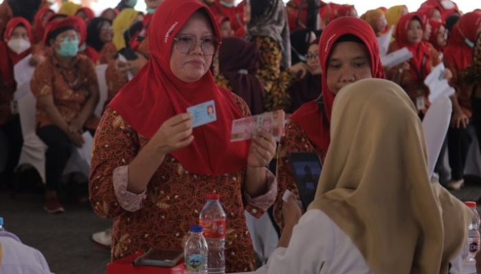 Pemkot Surabaya Salurkan BLT DBHCHT 2025 untuk 8.767 Penerima