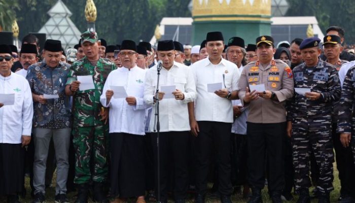 Wali Kota Eri Bersama Forkompimda saat membaca ikrar jogo Suroboyo