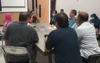 Warga Apartemen Bale Hinggil Datangi DPRKPP Surabaya,