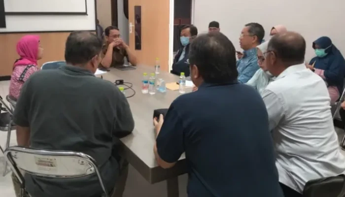 Tuntut Hak Listrik dan Air yang Diputus Sejak April, Warga Apartemen Bale Hinggil Datangi DPRKPP Surabaya
