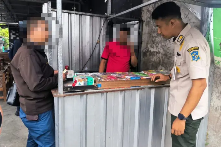 petugas melakukan pemeriksaan di sebuah warung kopi (warkop). Di lokasi kedua ini, petugas menemukan sebanyak 8.294 bungkus rokok ilegal, yang setara dengan 163.376 batang rokok.
