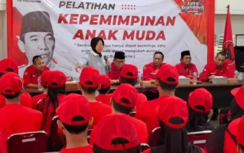 Risma saat menjadi memtor dan inspirator dalam acara yang digelar dpc pdip surabaya dan taruna merah putih di surabaya
