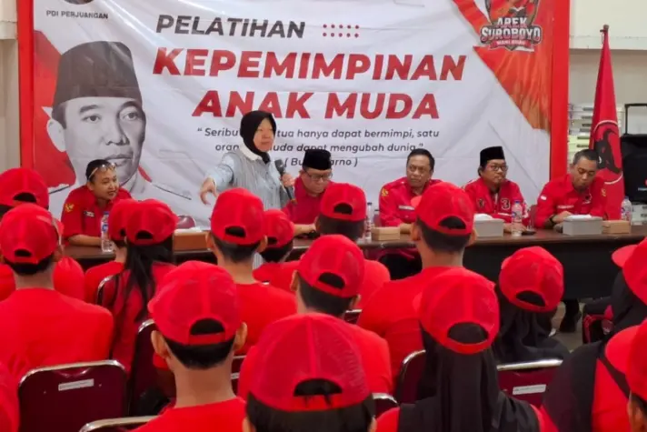 Risma saat menjadi memtor dan inspirator dalam acara yang digelar dpc pdip surabaya dan taruna merah putih di surabaya
