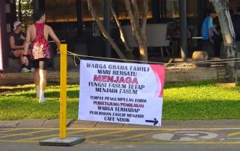 Aksi warga graha famili saat menolak replaning