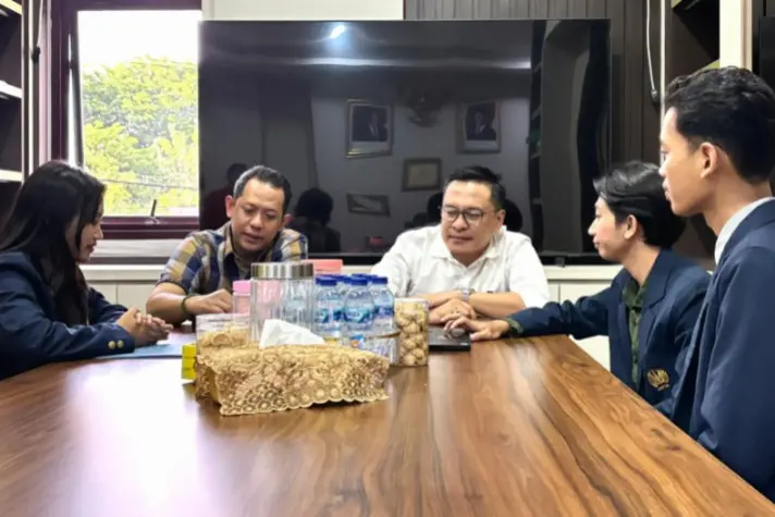 Arif Fathoni bersama Achmaf Nurdjayanto saat menerima Mahasiswa Unesa