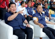 Erick Tohir - Menpora Erick Thohir menghadiri secara langsung final Piala Presiden 2025 didampingi Wali Kota Surabaya, Eri Cahyadi di Gelora 10 Nopember (G10N), Tambaksari, Kamis (2/10/2025).