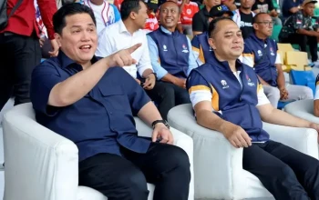 Erick Tohir - Menpora Erick Thohir menghadiri secara langsung final Piala Presiden 2025 didampingi Wali Kota Surabaya, Eri Cahyadi di Gelora 10 Nopember (G10N), Tambaksari, Kamis (2/10/2025).