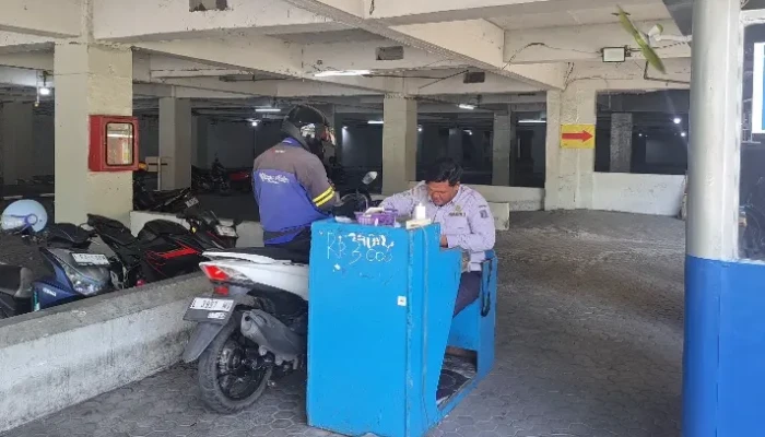 Fernando salah satu petugas Dishub saat melayani pengunjung
