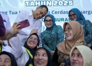 Ketua TP PKK Surabaya Rini Indriyani saat berfoto bersama peserta wisuda SOTH didampingi wali kota Surabaya