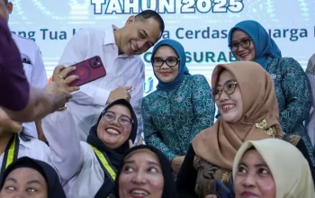 Ketua TP PKK Surabaya Rini Indriyani saat berfoto bersama peserta wisuda SOTH didampingi wali kota Surabaya