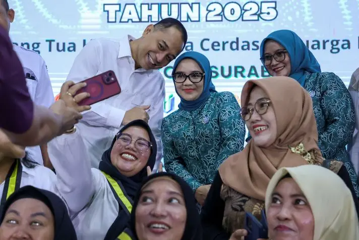 Ketua TP PKK Surabaya Rini Indriyani saat berfoto bersama peserta wisuda SOTH didampingi wali kota Surabaya