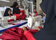 Para Penjahit yang tergabung dalam UKM benang emas