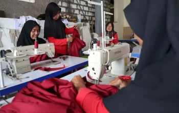 Para Penjahit yang tergabung dalam UKM benang emas