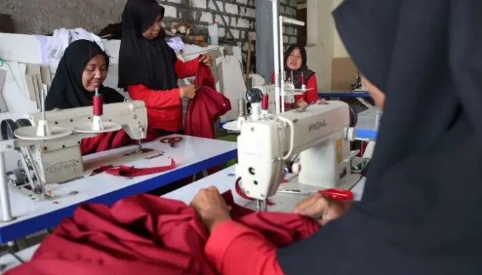 UKM Benang Emas Rajut Harapan Ratusan Penjahit di Surabaya