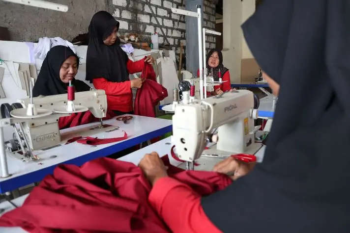 Para Penjahit yang tergabung dalam UKM benang emas