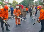 Petugas BPBD saat melakukan uji alat saat simulasi pada minggu 26 oktober 2025