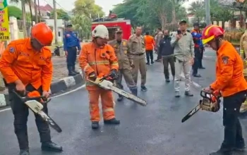 Petugas BPBD saat melakukan uji alat saat simulasi pada minggu 26 oktober 2025