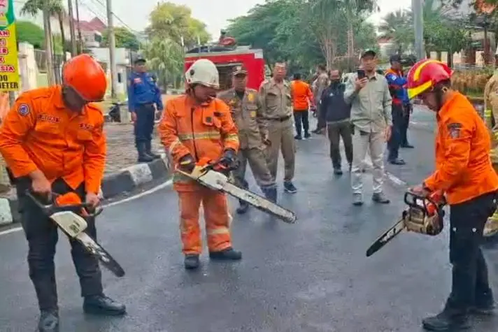 Petugas BPBD saat melakukan uji alat saat simulasi pada minggu 26 oktober 2025