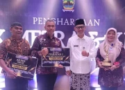 Kepala Dinas Kominfo Kabupaten Tegal, Nurhayati (kanan), menerima piala Juara Harapan 1 Lomba Pertunjukan Rakyat FK Metra Jawa Tengah dari Asisten I Sekda Provinsi Jateng, Dhoni Widianto, di Semarang, Rabu (22/10/2025)