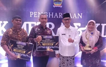 Kepala Dinas Kominfo Kabupaten Tegal, Nurhayati (kanan), menerima piala Juara Harapan 1 Lomba Pertunjukan Rakyat FK Metra Jawa Tengah dari Asisten I Sekda Provinsi Jateng, Dhoni Widianto, di Semarang, Rabu (22/10/2025)