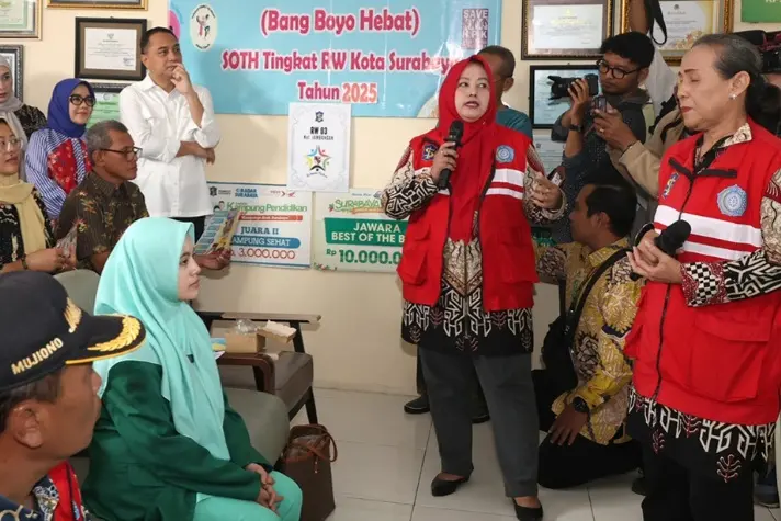 Wali Kota Eri saat bersama Kader Surabaya Hebat