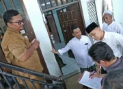 Wali Kota Surabaya bersama tim Pemkot Surabaya saat melakukan inspeksi ke ponpes ndresmo