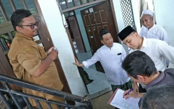 Wali Kota Surabaya bersama tim Pemkot Surabaya saat melakukan inspeksi ke ponpes ndresmo