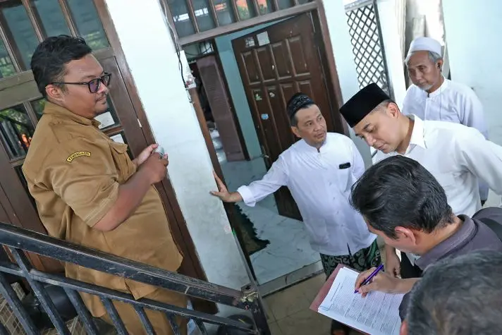 Wali Kota Surabaya bersama tim Pemkot Surabaya saat melakukan inspeksi ke ponpes ndresmo