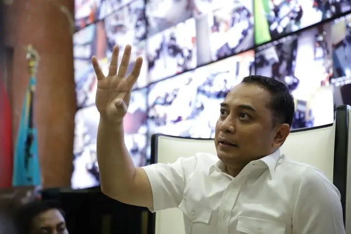 wali kota Eri Cahyadi saat wawancara seluruh media