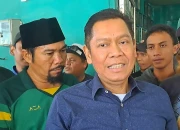 Adies Kadir bersama bonek saat mengunjungi kantor YSS di Surabaya beberapa waktu lalu /foto: Hadi