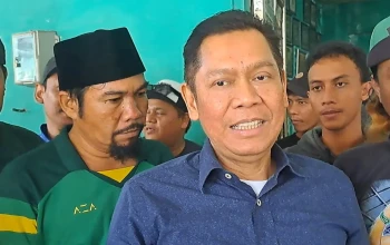 Adies Kadir bersama bonek saat mengunjungi kantor YSS di Surabaya beberapa waktu lalu /foto: Hadi
