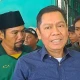 Adies Kadir bersama bonek saat mengunjungi kantor YSS di Surabaya beberapa waktu lalu /foto: Hadi