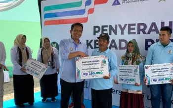 Perkuat Ekonomi Rakyat, Bupati Bojonegoro Serahkan Bantuan Modal ke 204 Pedagang Mlijo
