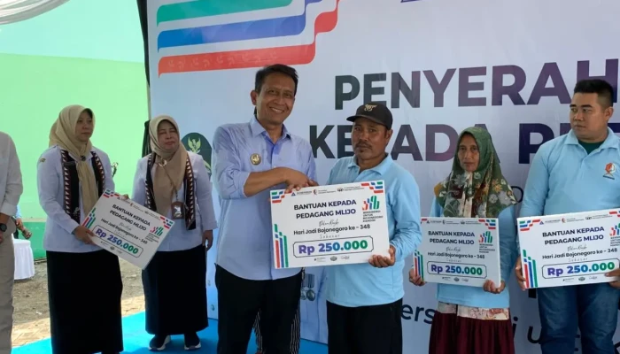Perkuat Ekonomi Rakyat, Bupati Bojonegoro Serahkan Bantuan Modal ke 204 Pedagang Mlijo
