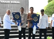 Menhub Dudy simbolis serahkan bantuan bus sekolah