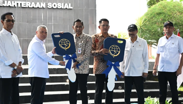 Sinergi Kemenhub-Kemensos, Menhub Dudy Serahkan Bus Sekolah Dukung Akses Pendidikan Sekolah Rakyat