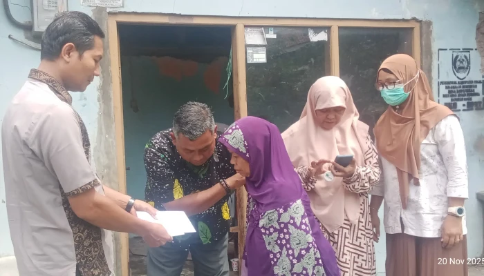 Dinsos dan Pemdes Kepandean Sigap Beri Bantuan dan Pengobatan untuk Warga Sakit