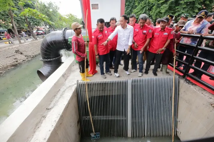 Wali kota Eri Cahyadi saat meninjau Rumah Pompa