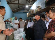 Wamentan Sidak Kios di Malang, Pastikan Harga Pupuk Turun Sesuai HET