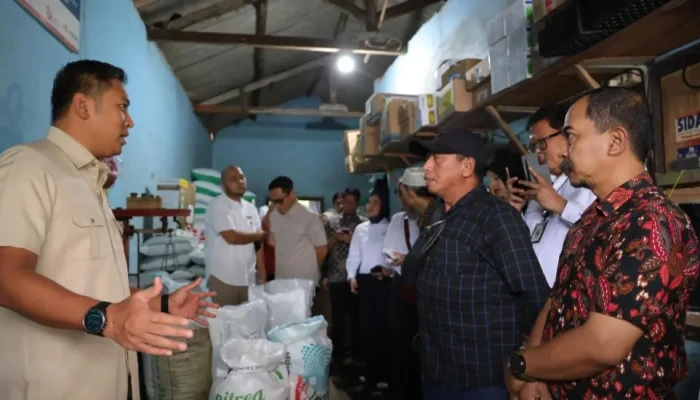 Wamentan Sidak Kios di Malang, Pastikan Harga Pupuk Turun Sesuai HET