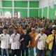 Adies Kadir saat berfoto bersama warga